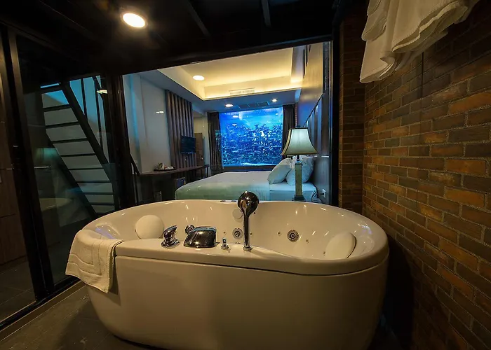 ホテル V20 Boutique Jacuzzi 4*