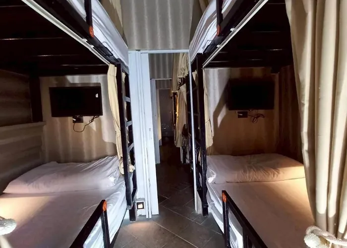מלון V20 Boutique Jacuzzi 4*
